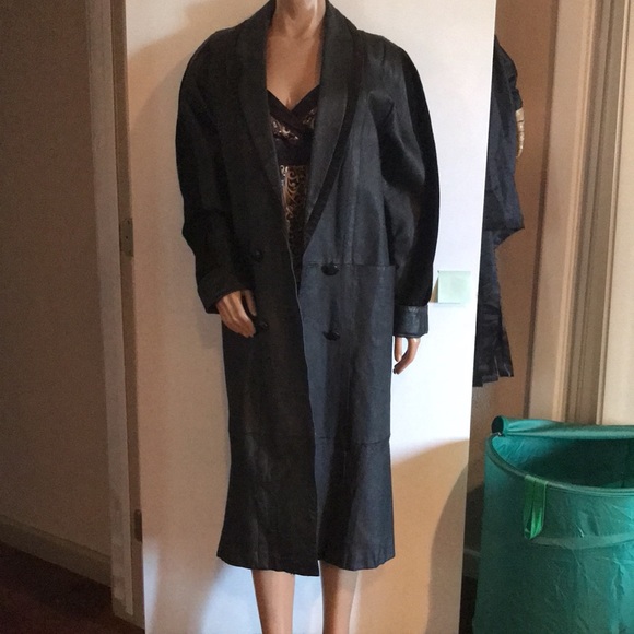 Full length leather coat with suede on lapel and arms. Oversized. - Picture 5 of 5